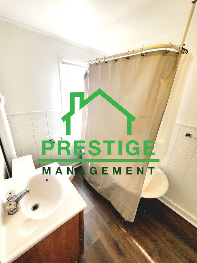 Building Photo - 2 Bed 1 Bath Home with basement & garage