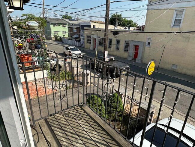 Building Photo - 536 66th St