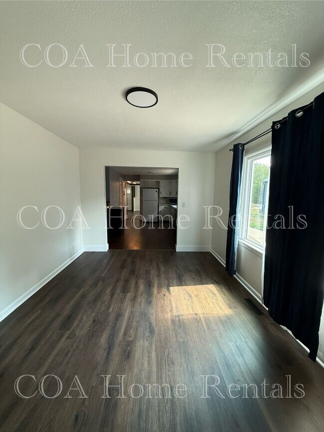 Building Photo - 1109 N Custer St