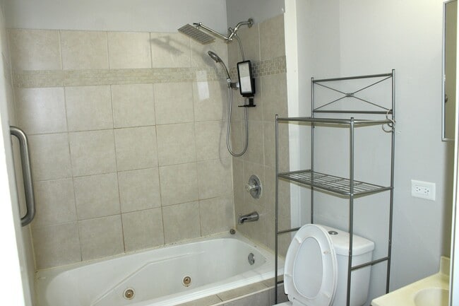 Building Photo - 135 E Chestnut St