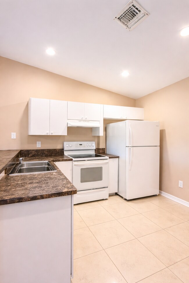 Building Photo - Central located 3 bed 2 bath duplex- 1 car garage