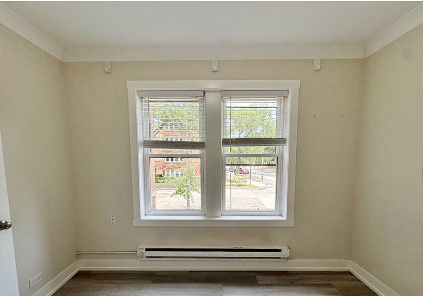 Building Photo - 1425 W Hutchinson St