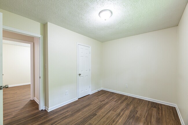 Building Photo - 320 Beechwood Dr
