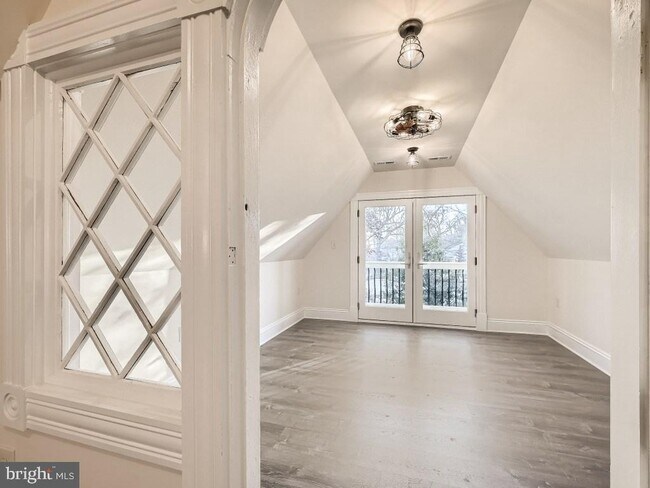 Building Photo - 2100 Rosalie Ave