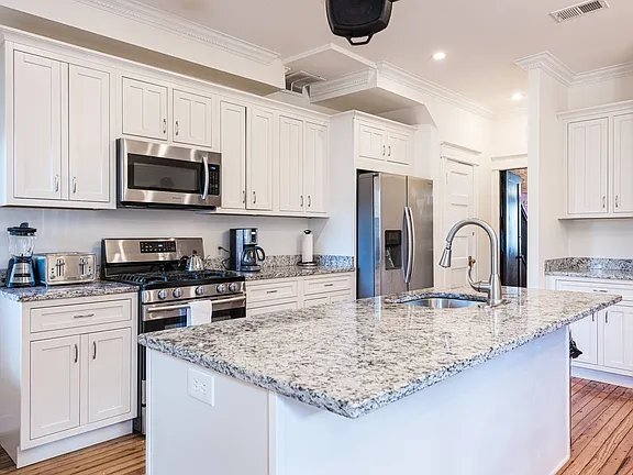 Building Photo - 1008 8th St NE