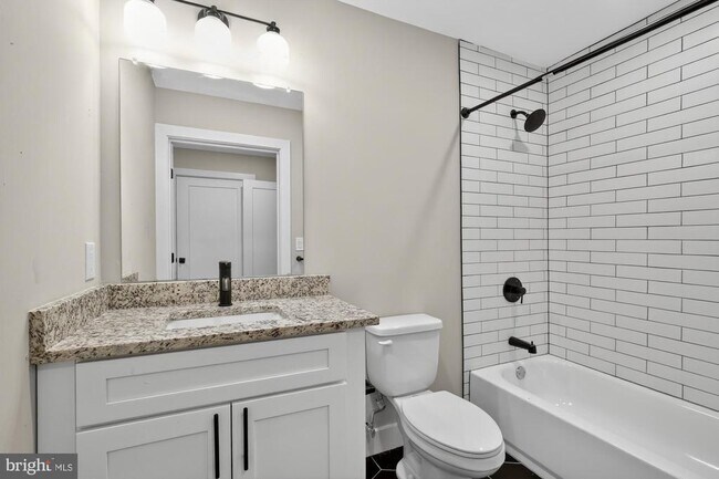 Building Photo - 1924 N Front St