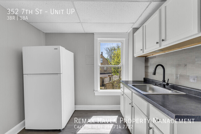 Building Photo - 352 7th St