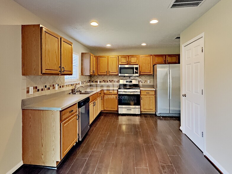 Building Photo - 450 Crested View Dr