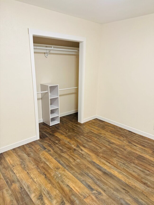 Building Photo - Updated 2bdrm 1 bath house  walking distan...