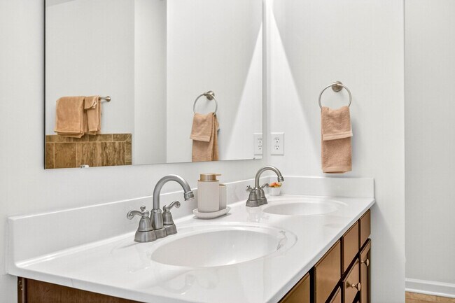 Building Photo - 4663 Bayview Dr