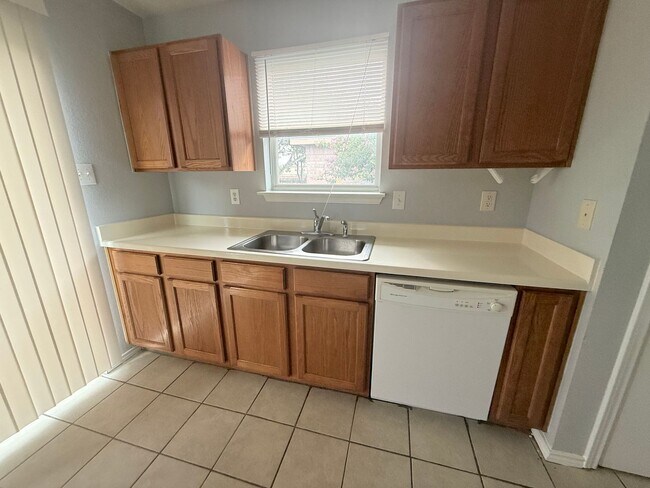 Building Photo - 10607 Shaenview
