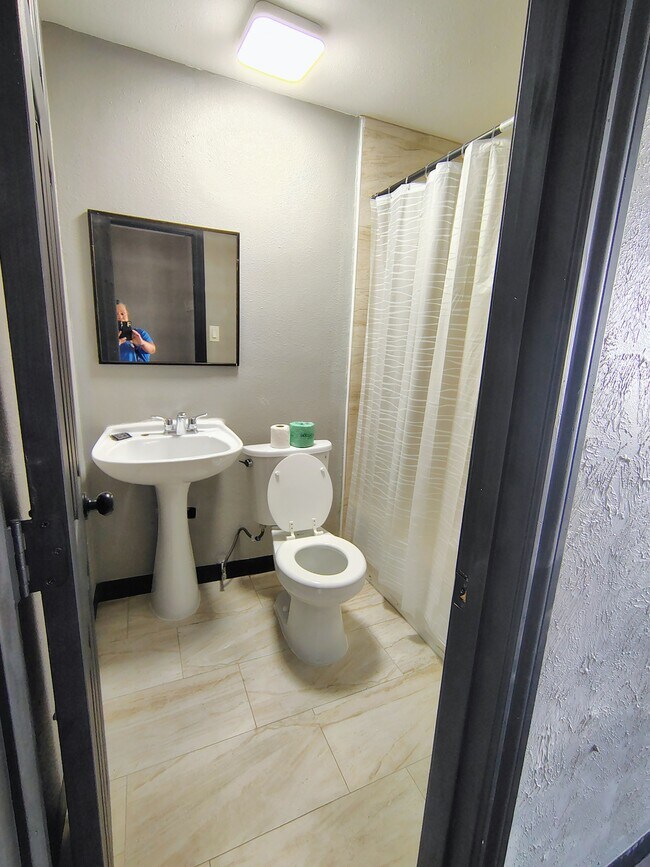 Building Photo - 711 Pasadena Fwy