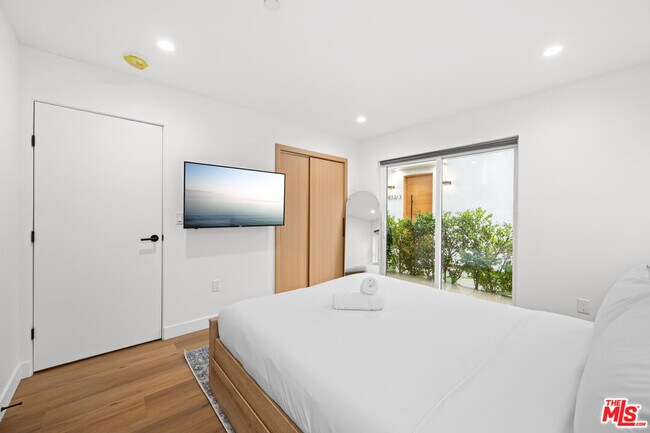 Building Photo - 839 N McCadden Pl