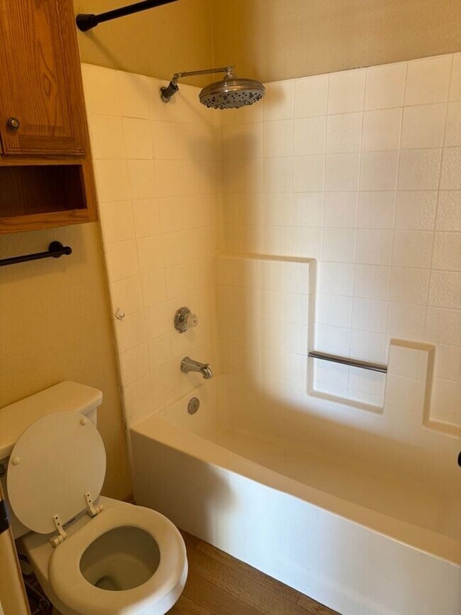 Building Photo - Beautiful 3 Bedroom House in Private Fontana Area CA 92337