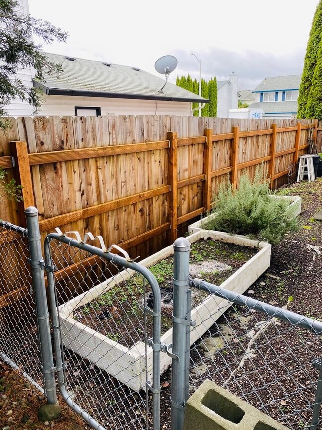 Building Photo - Nicely Updated Large Home w/ Pool!