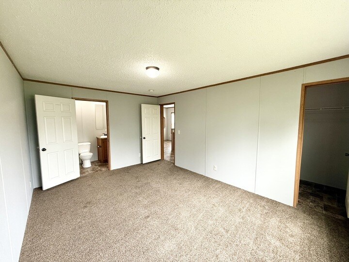 Building Photo - 15588 Pine Ridge Dr