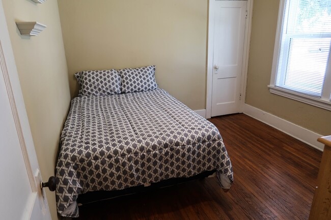 Building Photo - 604 S Lincoln Ave