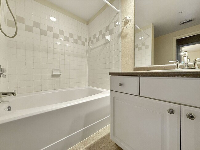 Building Photo - 402 S Armenia Ave