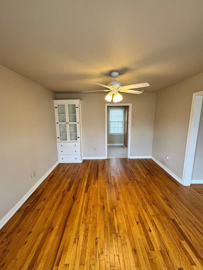 Building Photo - Charming 2 bedroom