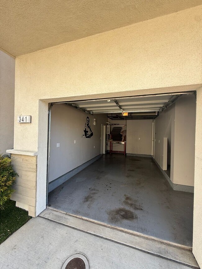 Building Photo - 2 bed | 2.5 bath | 1014 SF | 1 Car Garage | Tri-level condominium| Owner pays WS&G!