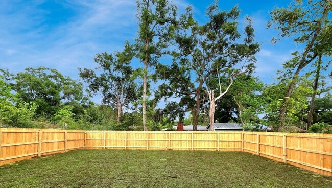Building Photo - This attractive 3/2 Newer Home is situated...