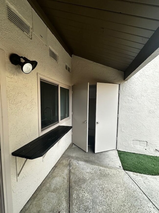 Building Photo - Gorgeous, Updated Todd Ranch Townhome
