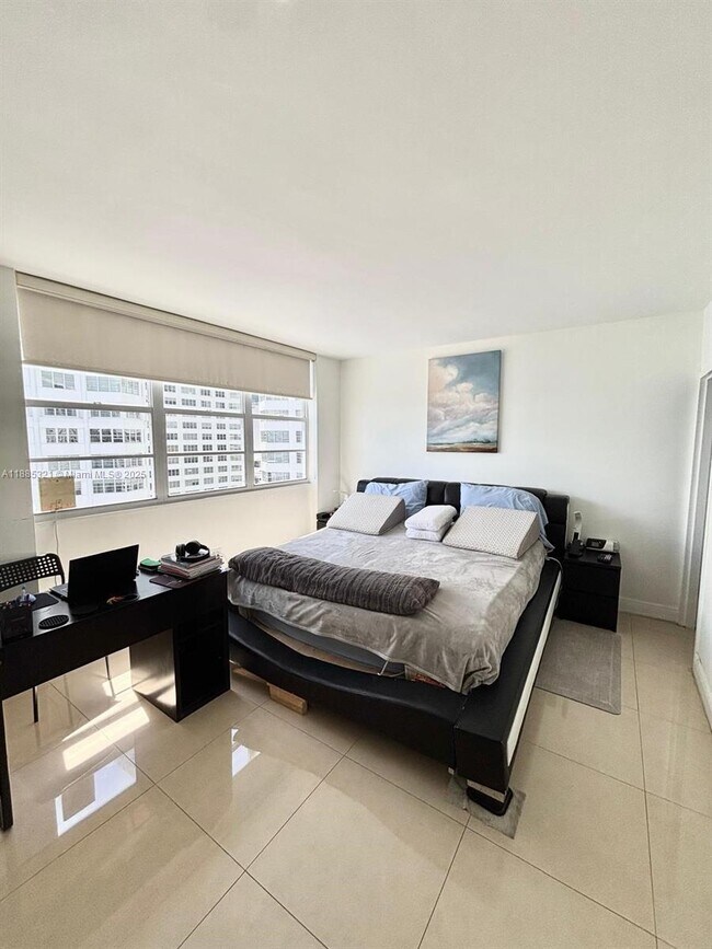 Building Photo - 801 Brickell Bay Dr