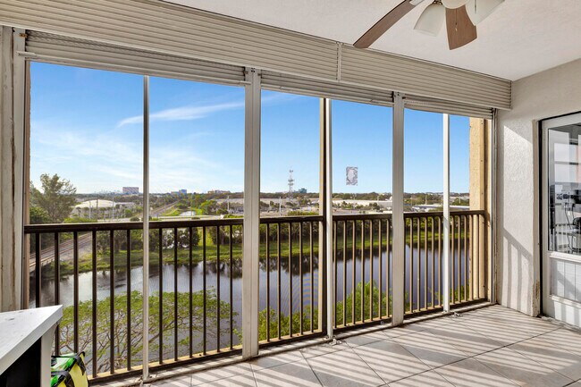 Building Photo - 2200 S Cypress Bend Dr