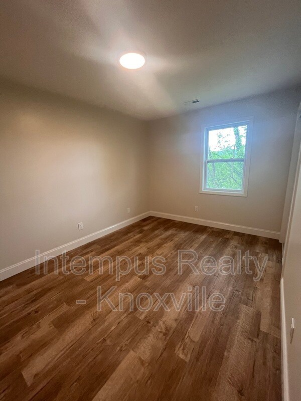 Building Photo - 228 Duzane Dr