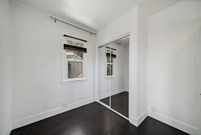 Building Photo - 4978 N North Maywood Ave