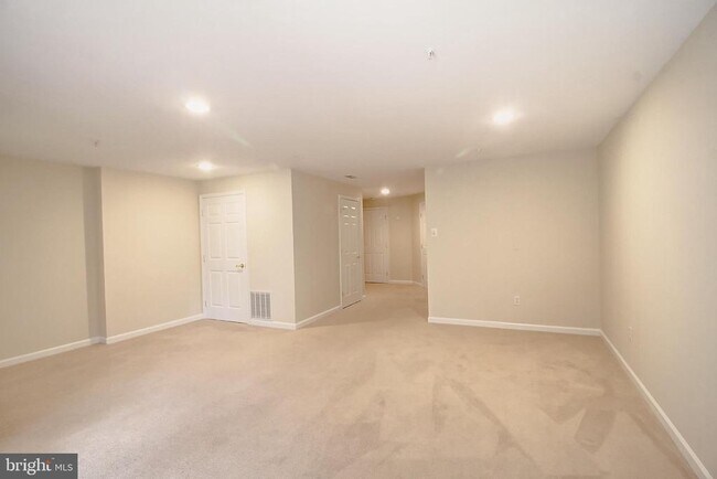 Building Photo - 8864 Briarcliff Ln