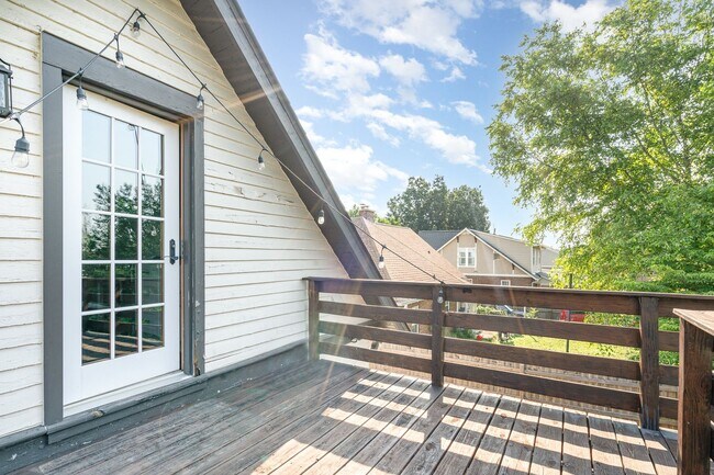 Building Photo - Charming Renovated East Nashville Home wit...