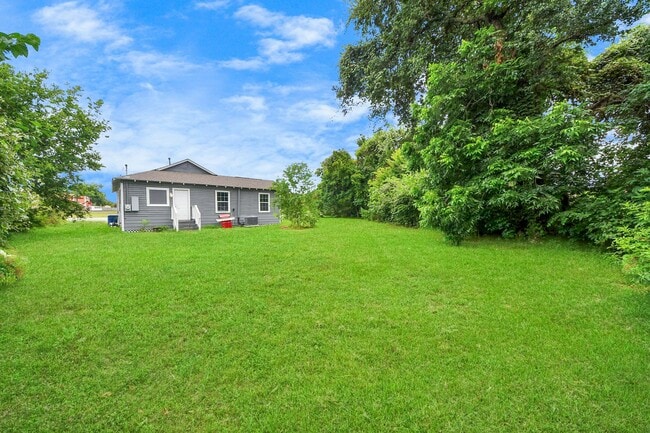 Building Photo - 221 3rd St N