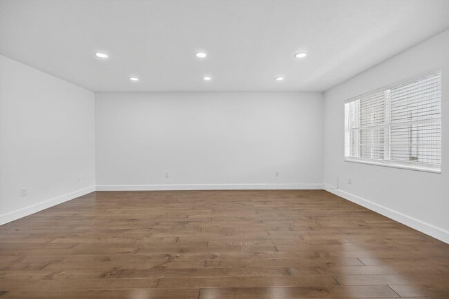 Building Photo - 110 Shore Ct