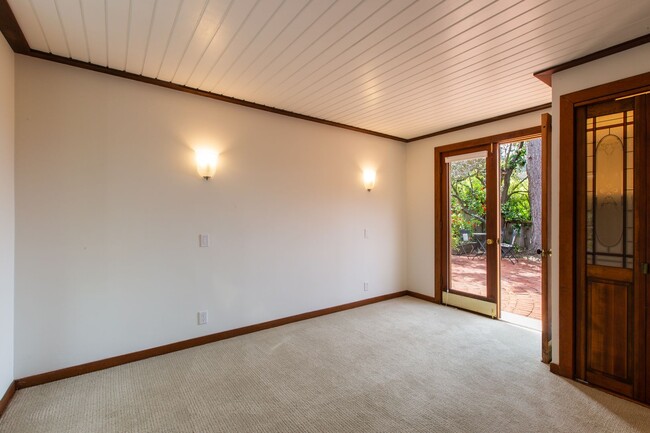 Building Photo - Mid Century Beauty in the Heart of the Banana Belt