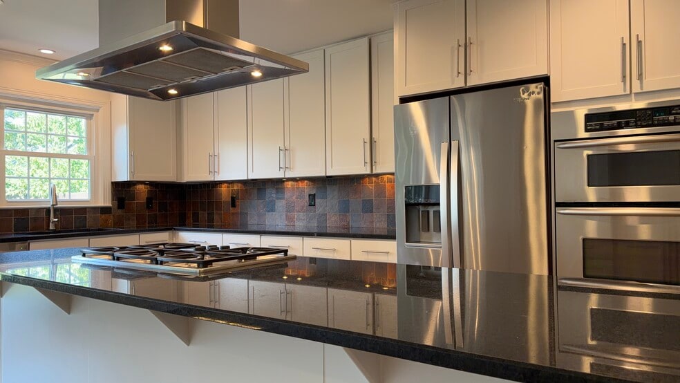 Kitchen - 2602 W Linden Ave