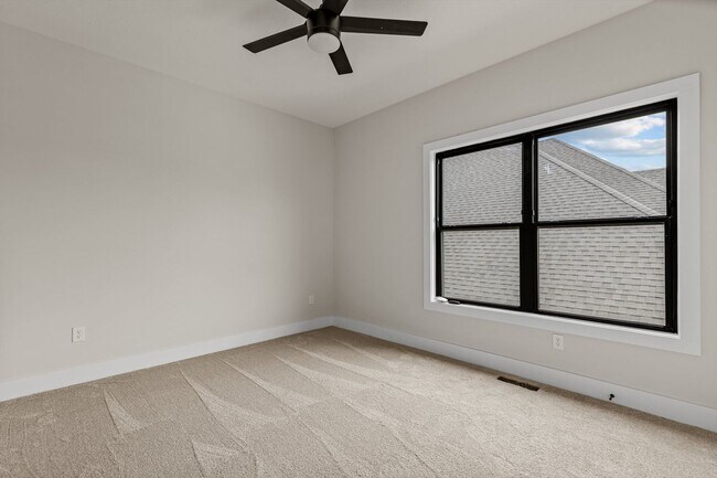 Building Photo - 702 S Thornridge Dr