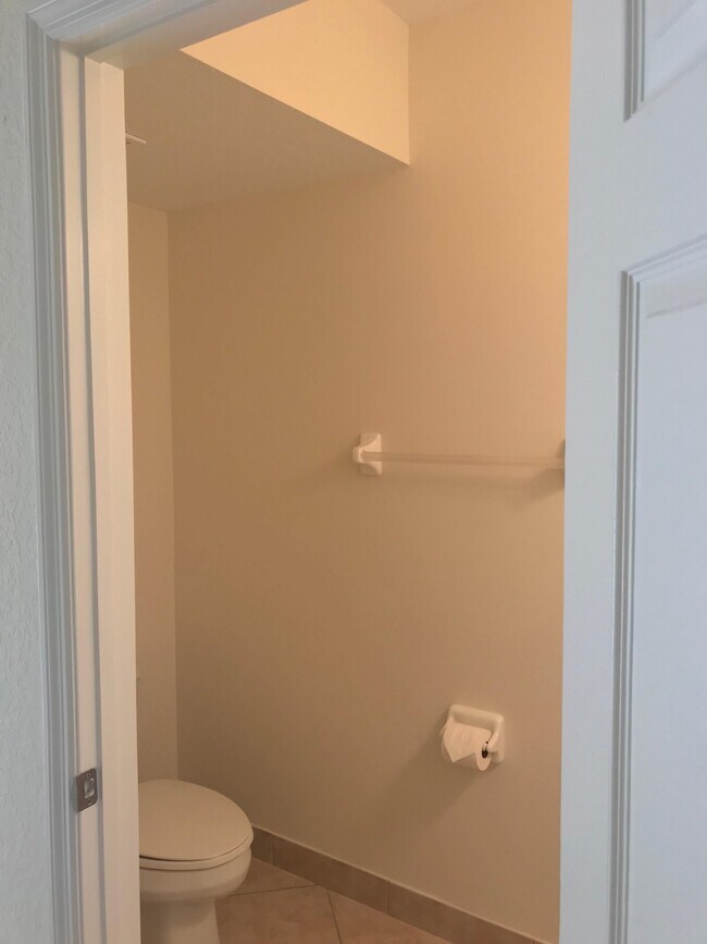 Building Photo - 141 E Thatch Palm Cir