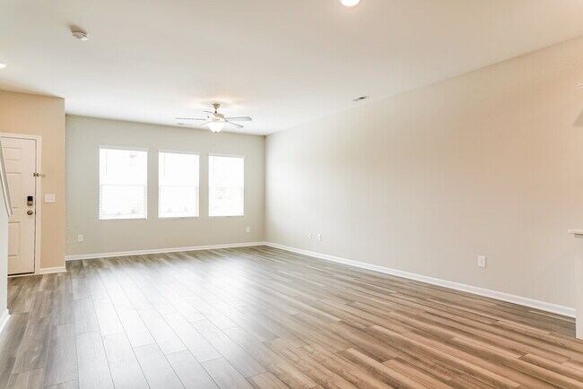 Building Photo - 561 Landing View Dr