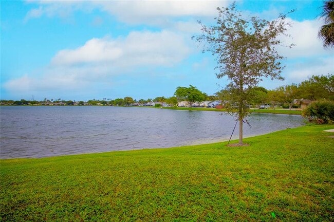 Building Photo - 416 Lakeside Dr