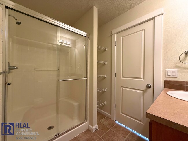 Building Photo - Bright 2-Bed, 2.5-Bath Beaverton Townhouse with Attached Garage & AC