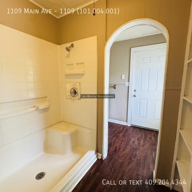 Building Photo - 1109 Main Ave