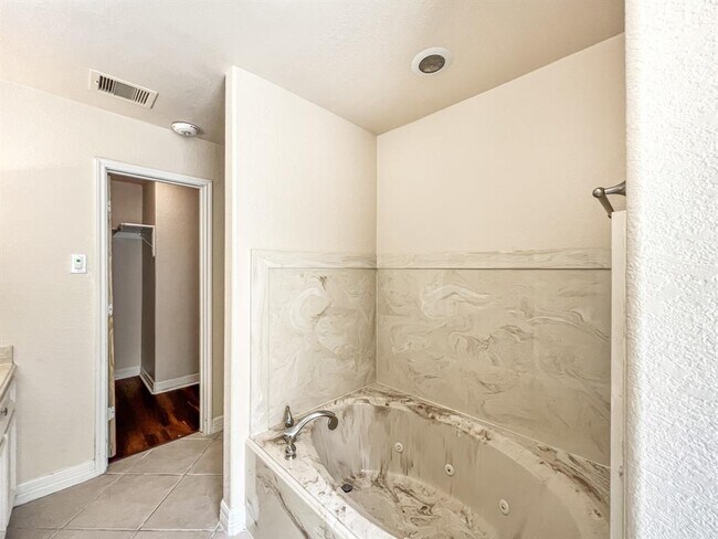 Building Photo - 5715 Ladonia St