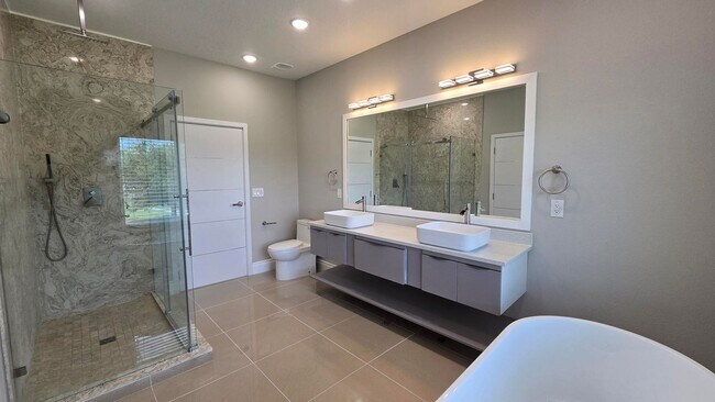 Building Photo - Beautiful and Modern 4 bed 3.5 Bath Townho...