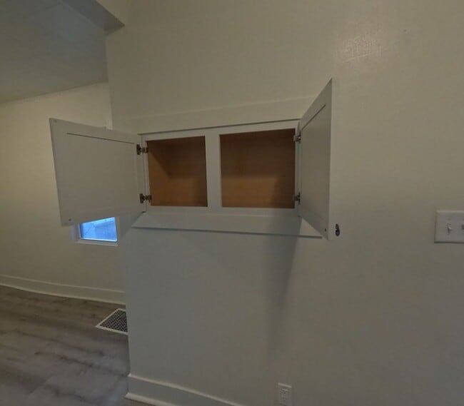 Building Photo - $950 Deposit $950 Rent