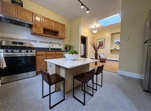 Building Photo - 796 Crown St