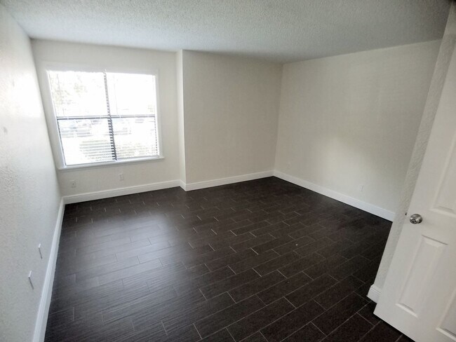 Building Photo - 3020 Antique Oaks Cir
