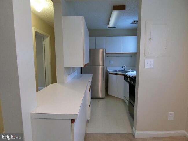 Building Photo - 1734 W Abingdon Dr