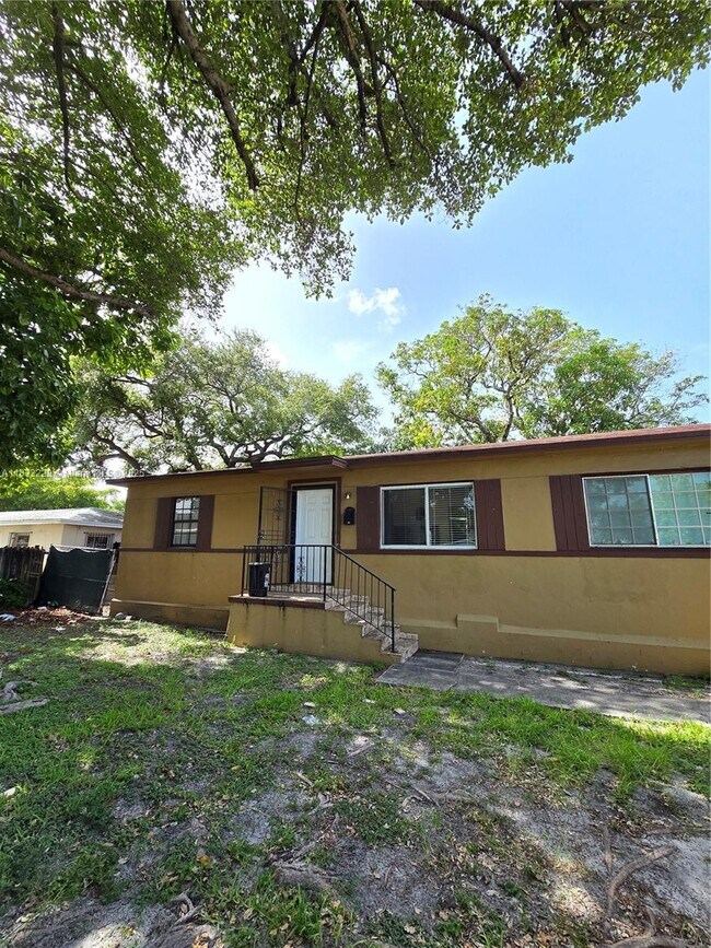 Building Photo - 6912 NW 5th Pl