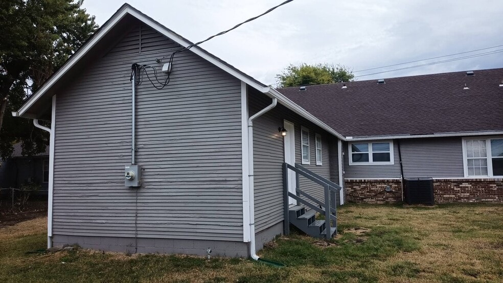 Building Photo - 5742 S Quincy Ave